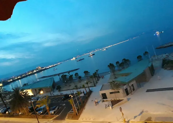 Antibes: A Nest Perched On The Sea! アパート アンティーブ